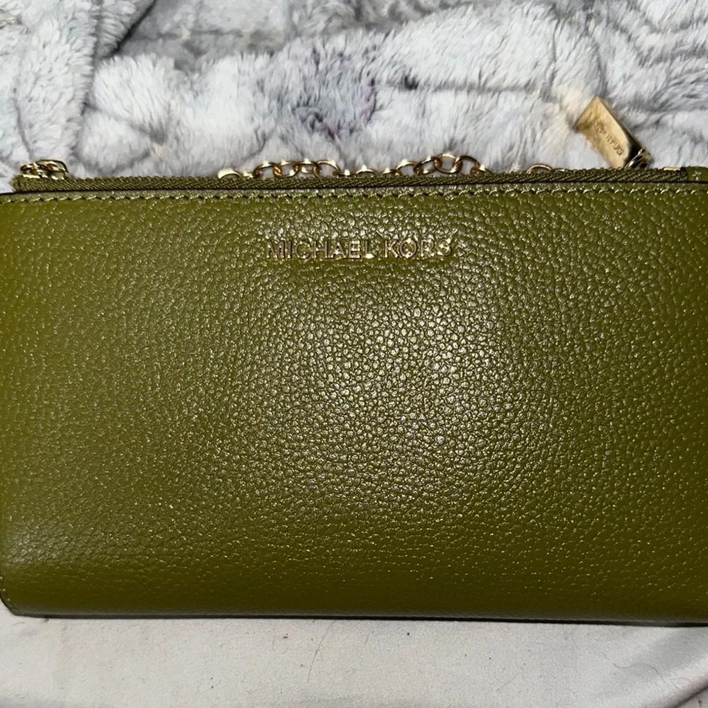 NWT Michael Kors Olive Green Wristlet holds phone two zip gold chain cute - Picture 13 of 13
